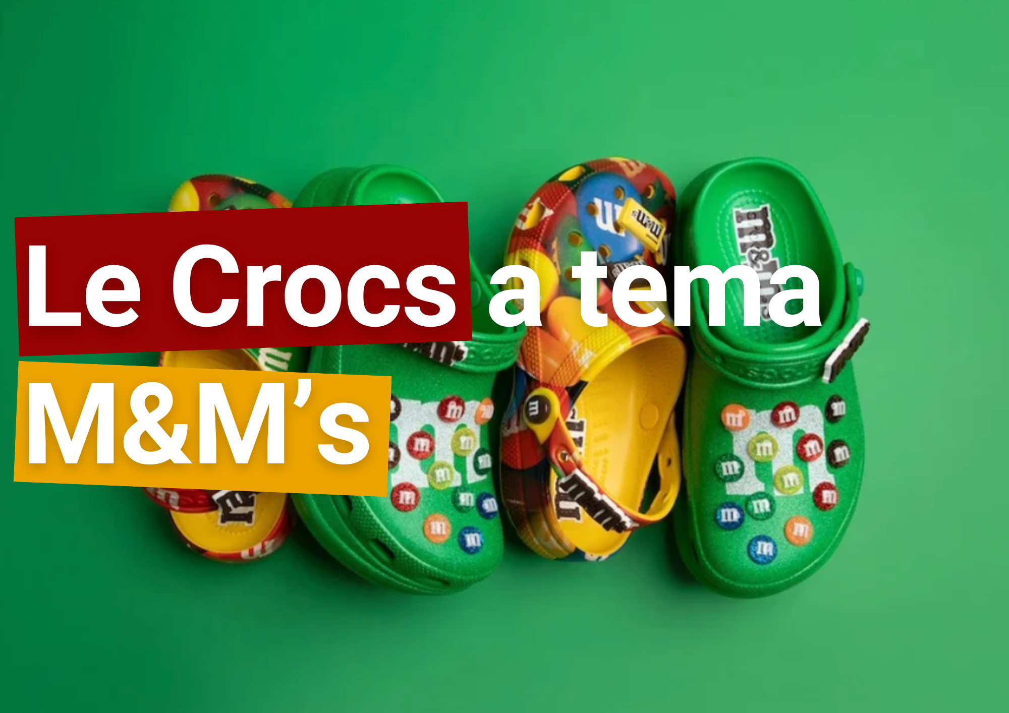Scarpe Crocs verdi e multicolor in edizione limitata ispirate alle M&M’s, con decorazioni a forma di confetti colorati e loghi del brand su fondo verde.
